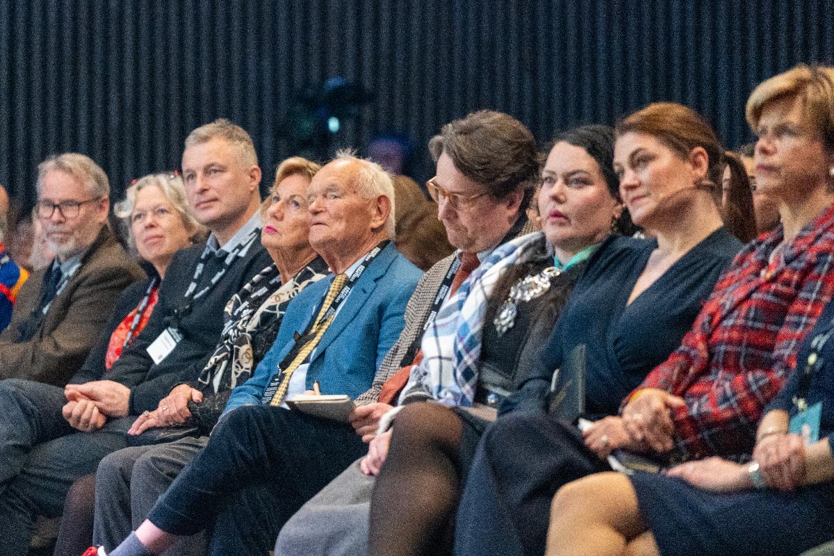 Trond Mohn, the philanthropist behind the prize, was in attendance, along with the Norwegian Minister of Labour, the S&aacute;mi Council President, and Canadian representatives.