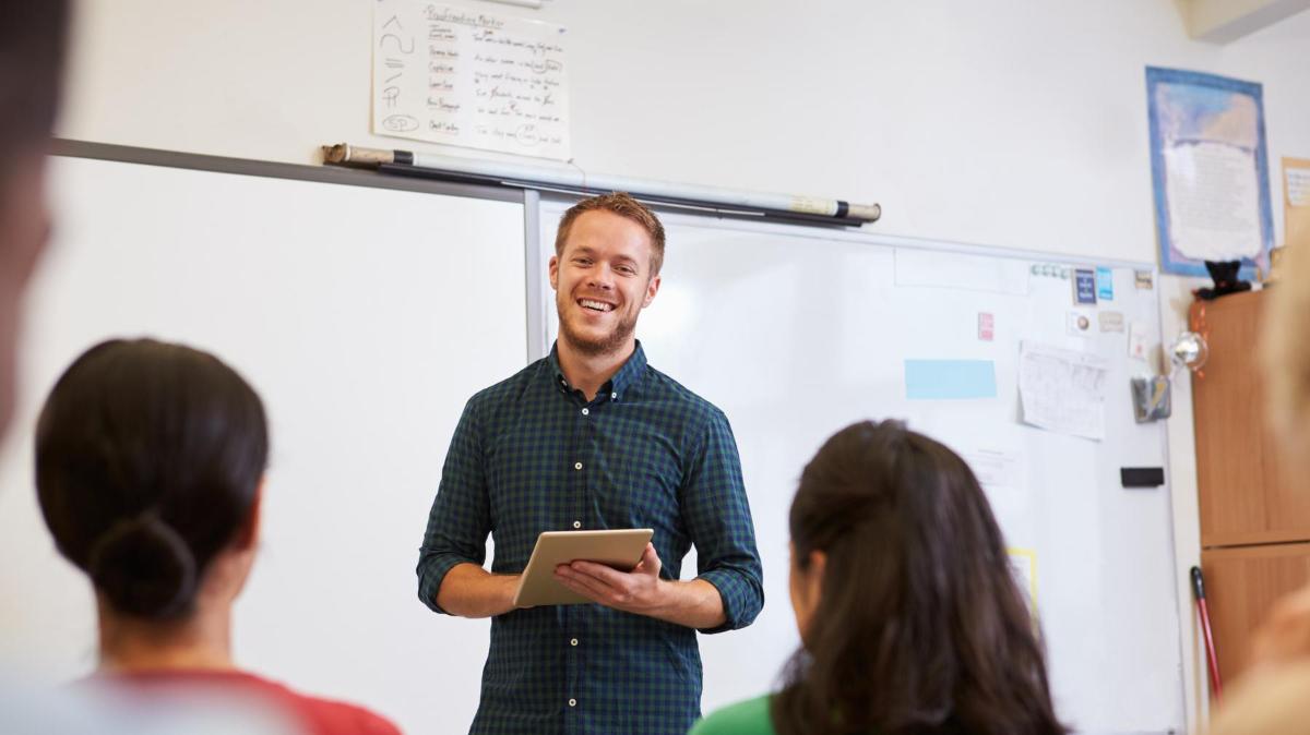 L&aelig;rer med to elever. 