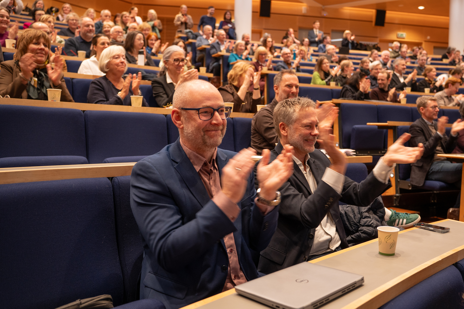 Lærer+konferansen-00978.jpg Publikum applauderer i auditorium