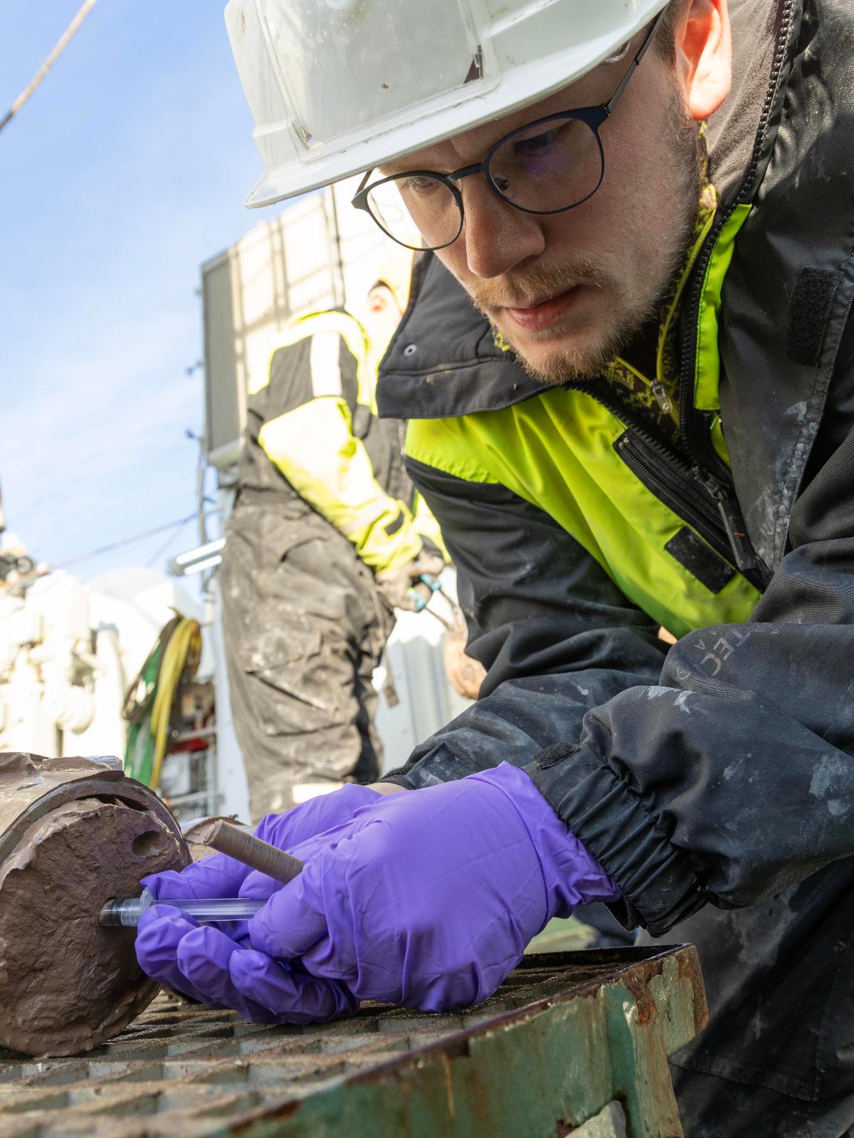 IMG_3166.jpg Frank Werner Jakobsen på feltarbeid: Forskerne fant ut at isen hadde vært større enn man har trodd tidligere, ved å undersøke