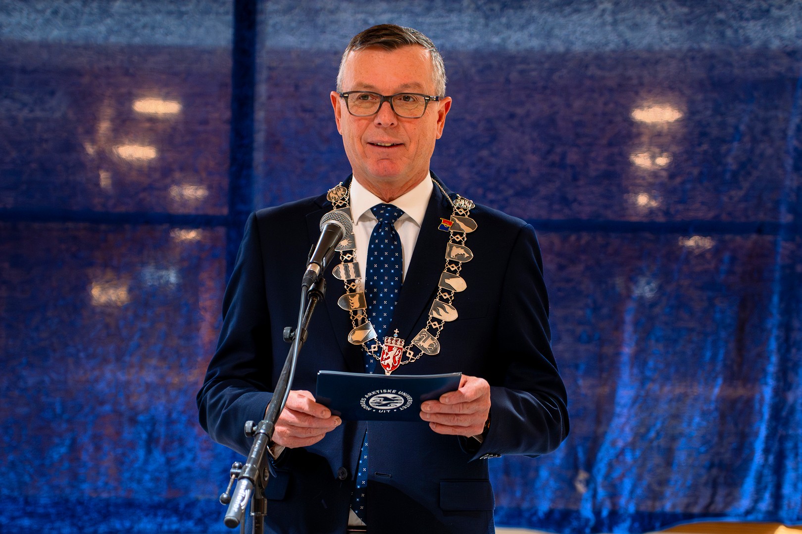 Dag rune olsen-09628.jpg Rektor, mann, med kjede taler.