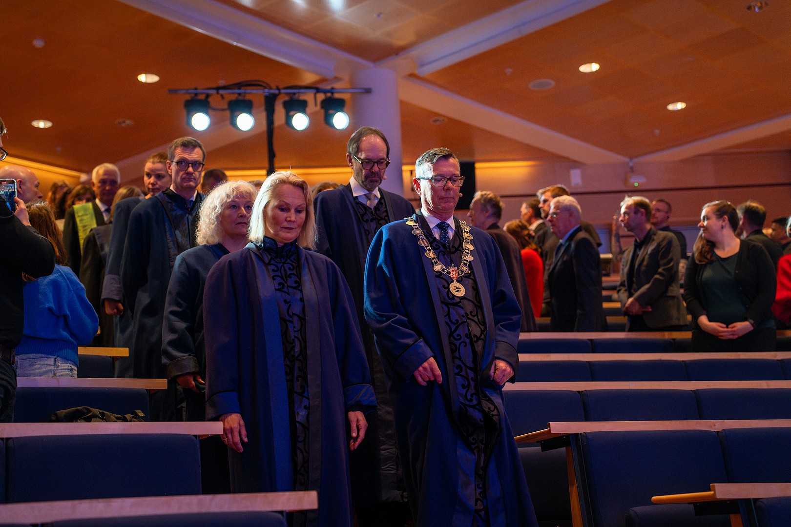 Doktorpromosjon--2.jpg Rektorat på vei ned trapp til auditorium.