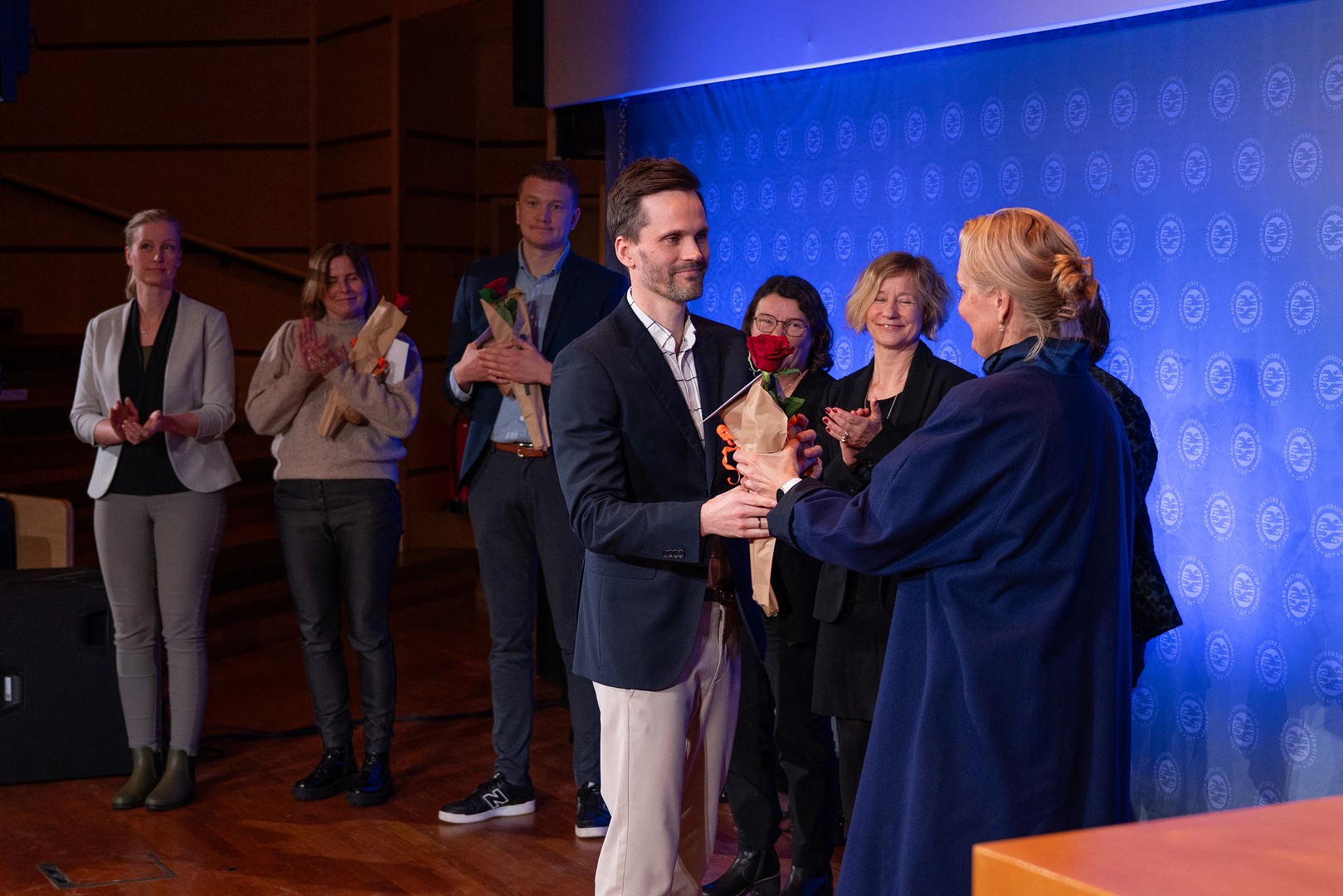Anders Hauge Wien-02184.jpg Mann mottar høytidelig pris i auditorium.