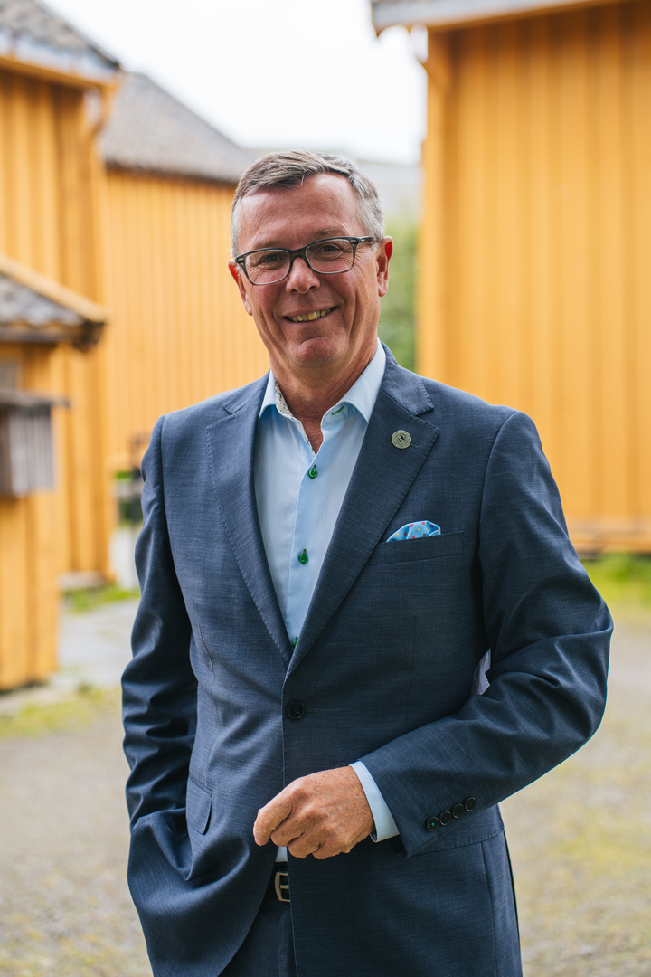 mann med dress og briller