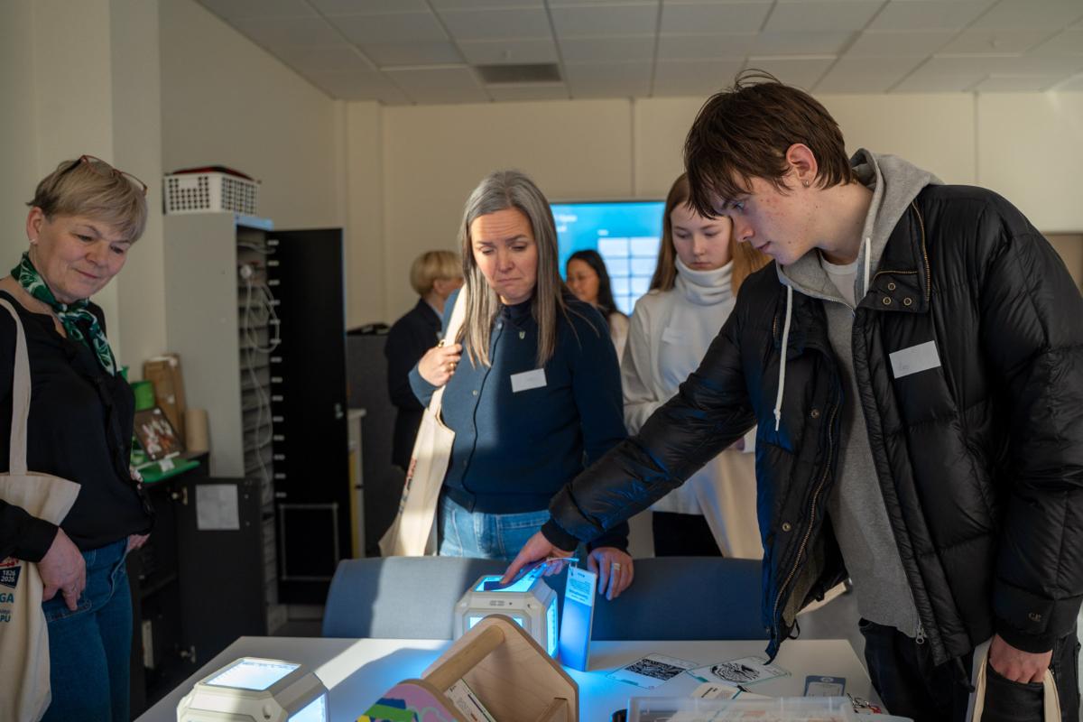 Elever og ordf&oslash;rere var nysgjerrige p&aring; undervisnings-materiellet til l&aelig;rerutdanninga. Her unders&oslash;ker de tekniske duppeditter i Framtidssmia. Fra v. 