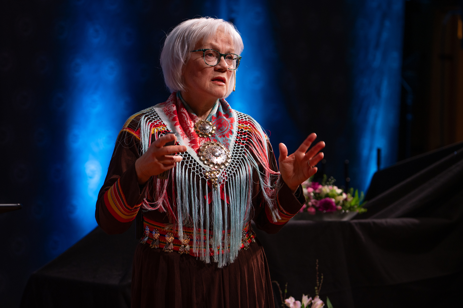 dame med samisk kofte som st&aring;r p&aring; en scene