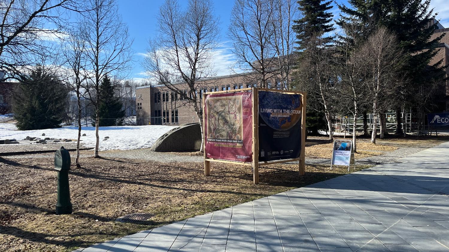 Illustrasjons-/bannerbilde for Guided tour: Living with the Ocean Travelling Street Gallery