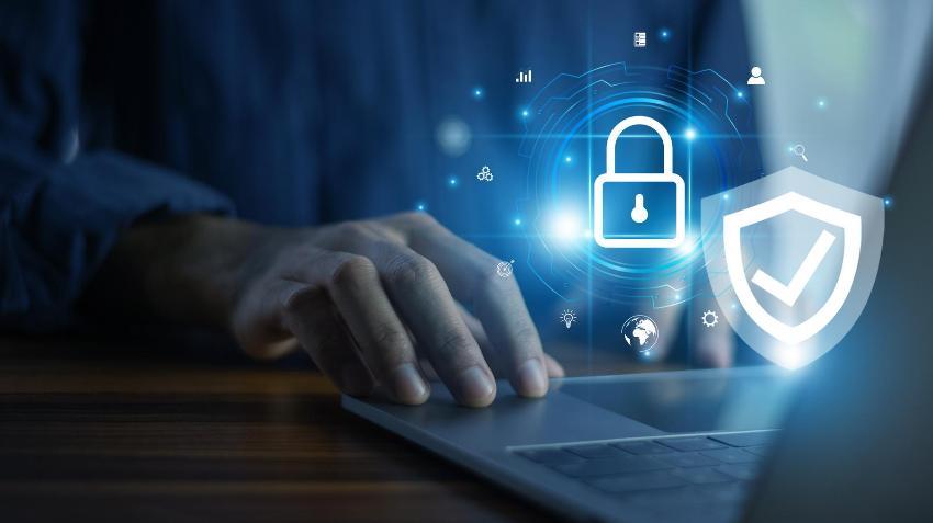 h&aring;nd som sitter &aring; jobber p&aring; data med en l&aring;s og et Checkmark p&aring;  