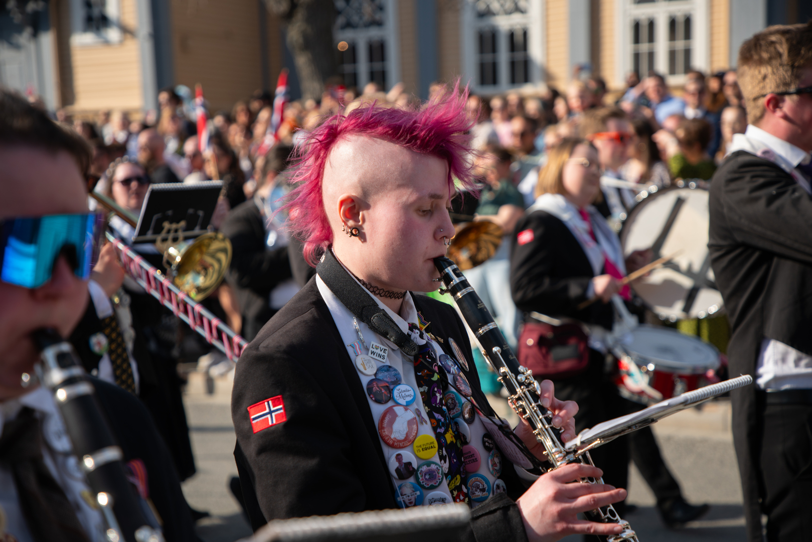 Korpsmusikant med hanekam p&aring; 17. mai