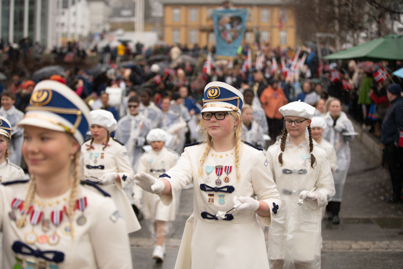 Korps med hvite uniformer p&aring; 17. mai. 