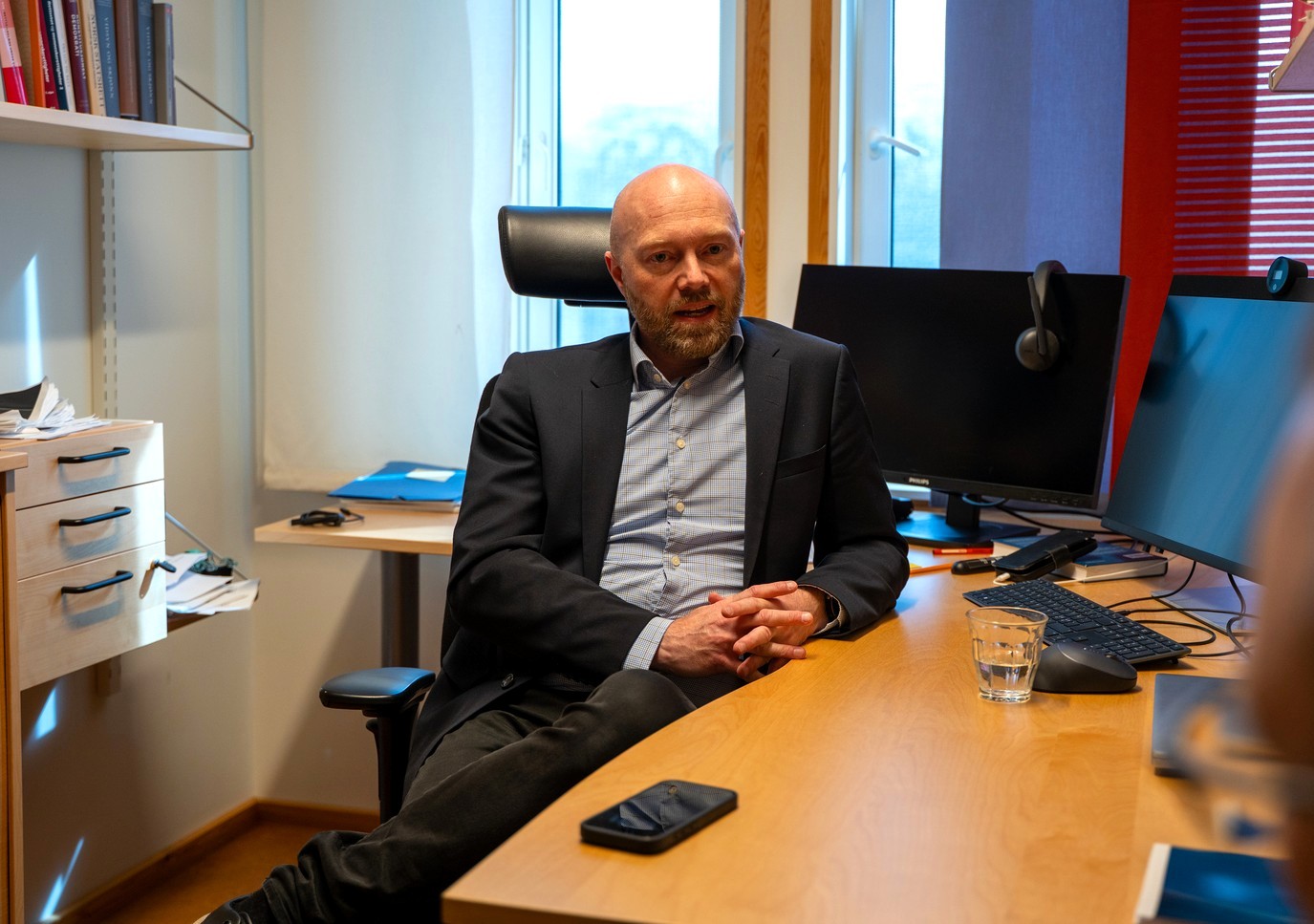 Mann prater p&aring; kontor