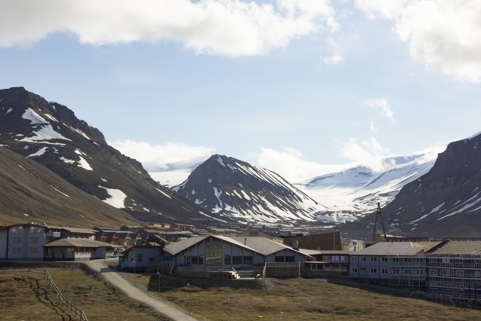 hus med fjell bak