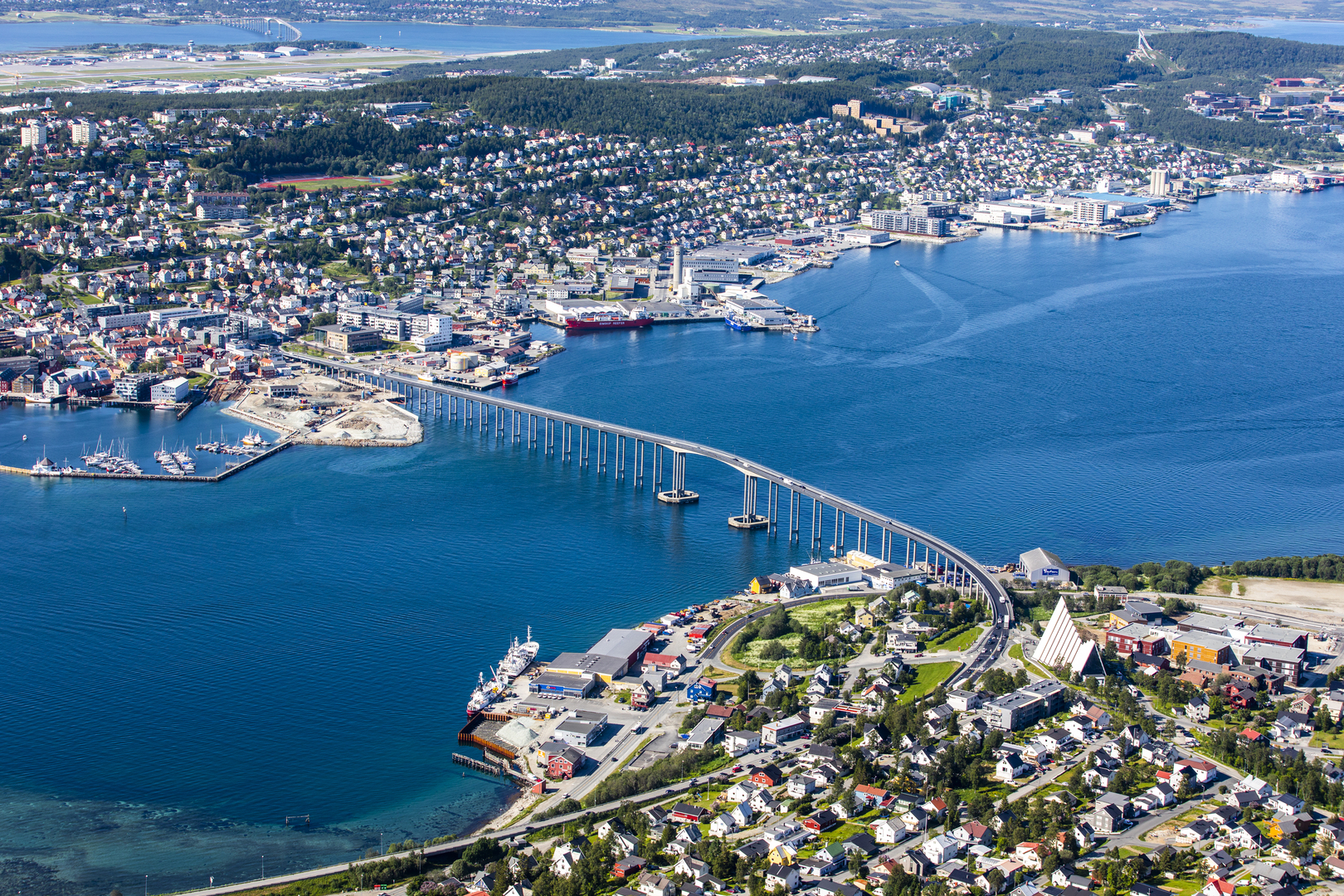bro som binder sammen &oslash;y til fastland