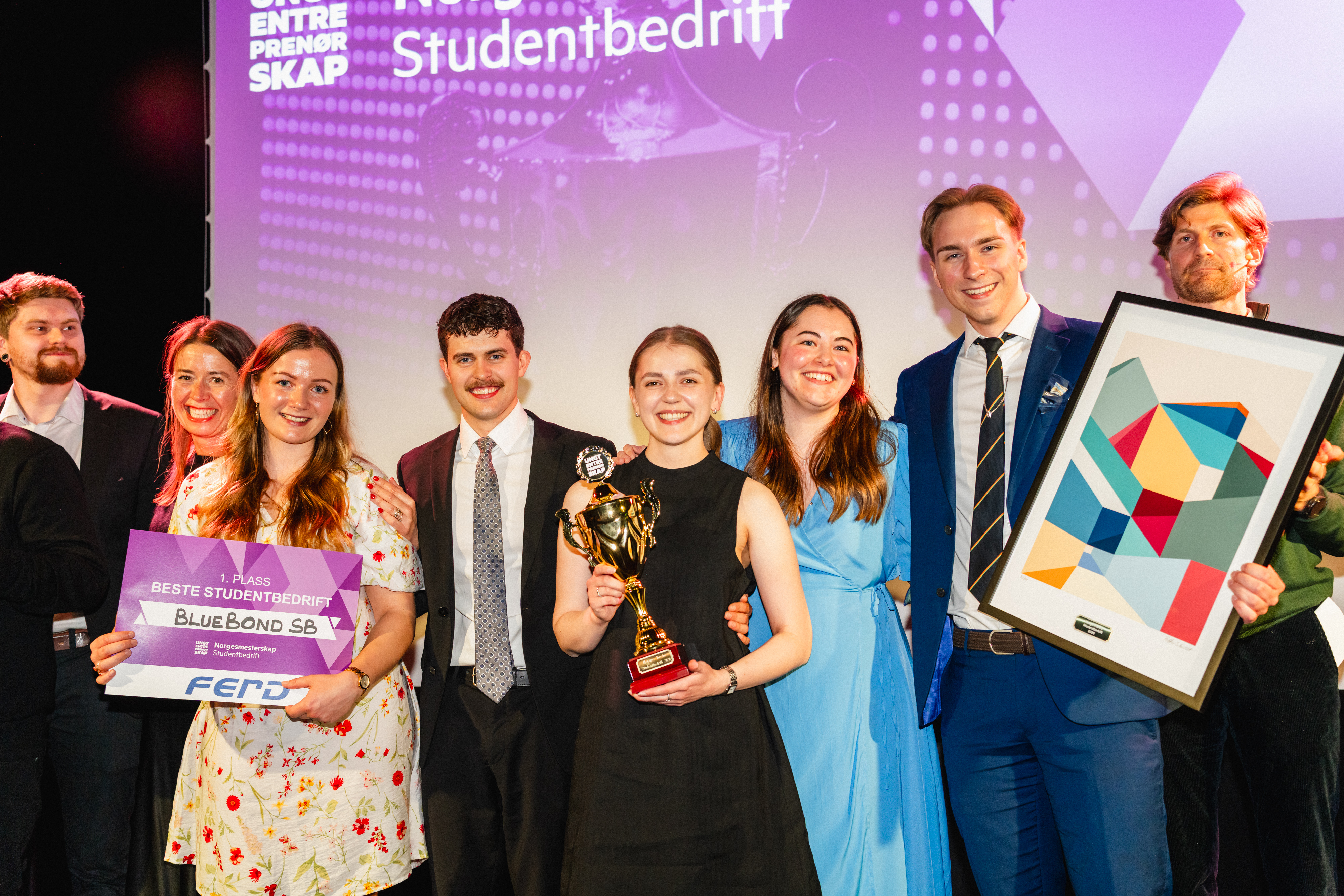 En gjeng med glade studenter har vunnet pris for &aring;rets studentbedrift. 