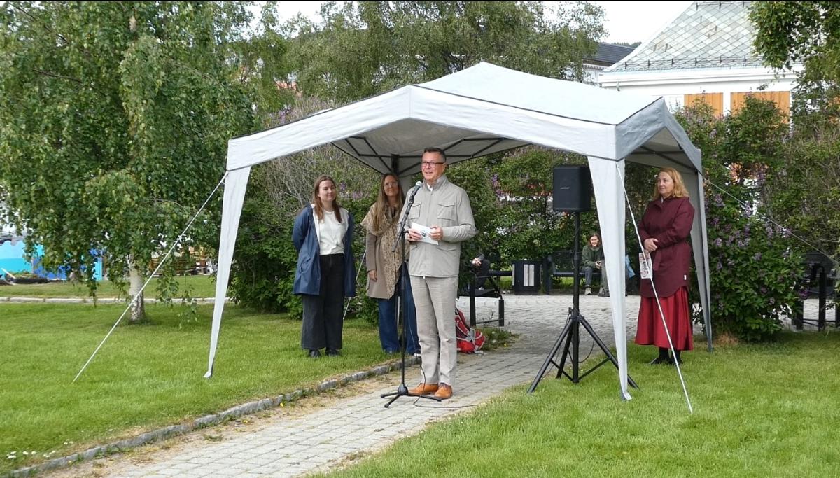 Rektor Dag Rune Olsen &aring;pner utstillingen i Svalbardparken.