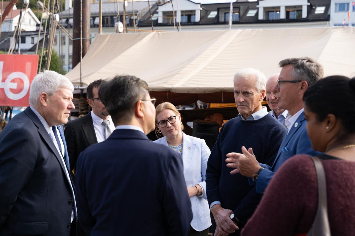 Dag Rune Olsen, Jonas Gahr St&oslash;re og partnere for internasjonalt polar&aring;r p&aring; kaia i Arendal, i samtale.