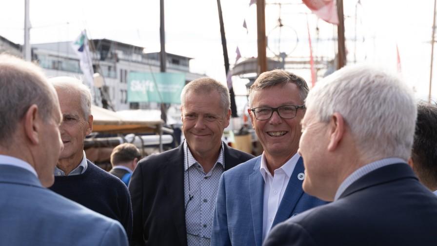 Prorektor J&oslash;rgen Berge og rektor Dag Rune Olsen sammen med statsminister Jonas Gahr St&oslash;re og samarbeidspartnere p&aring; pressekonferansen i Arendal. 