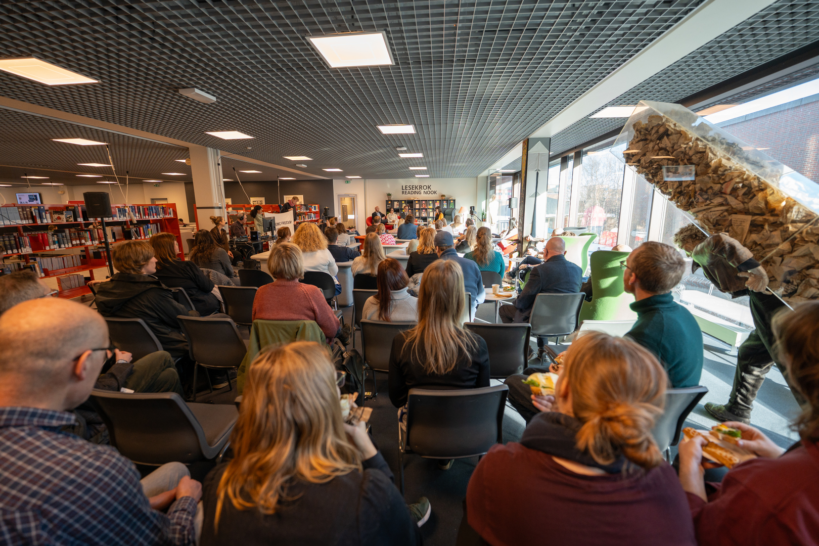 Stort samtalem&oslash;te med masse publikum p&aring; et bibliotek. 