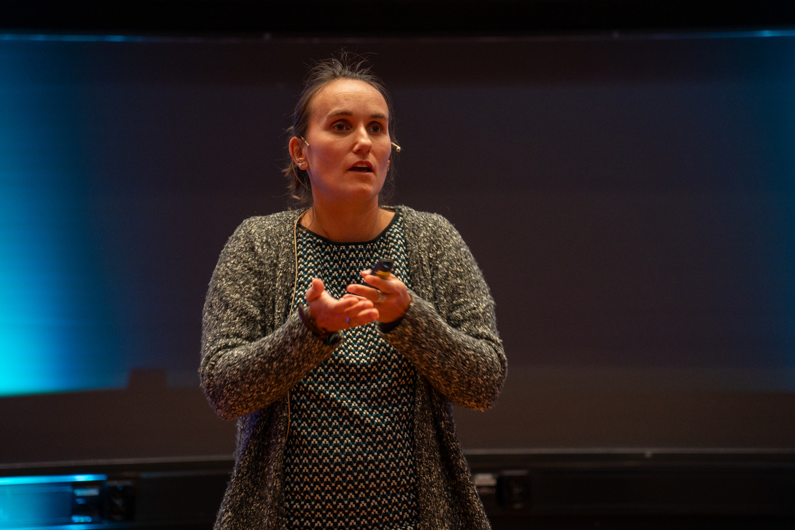Zoe Charlotte Koenig-09777.jpg Portrettfoto av kvinne på en scene