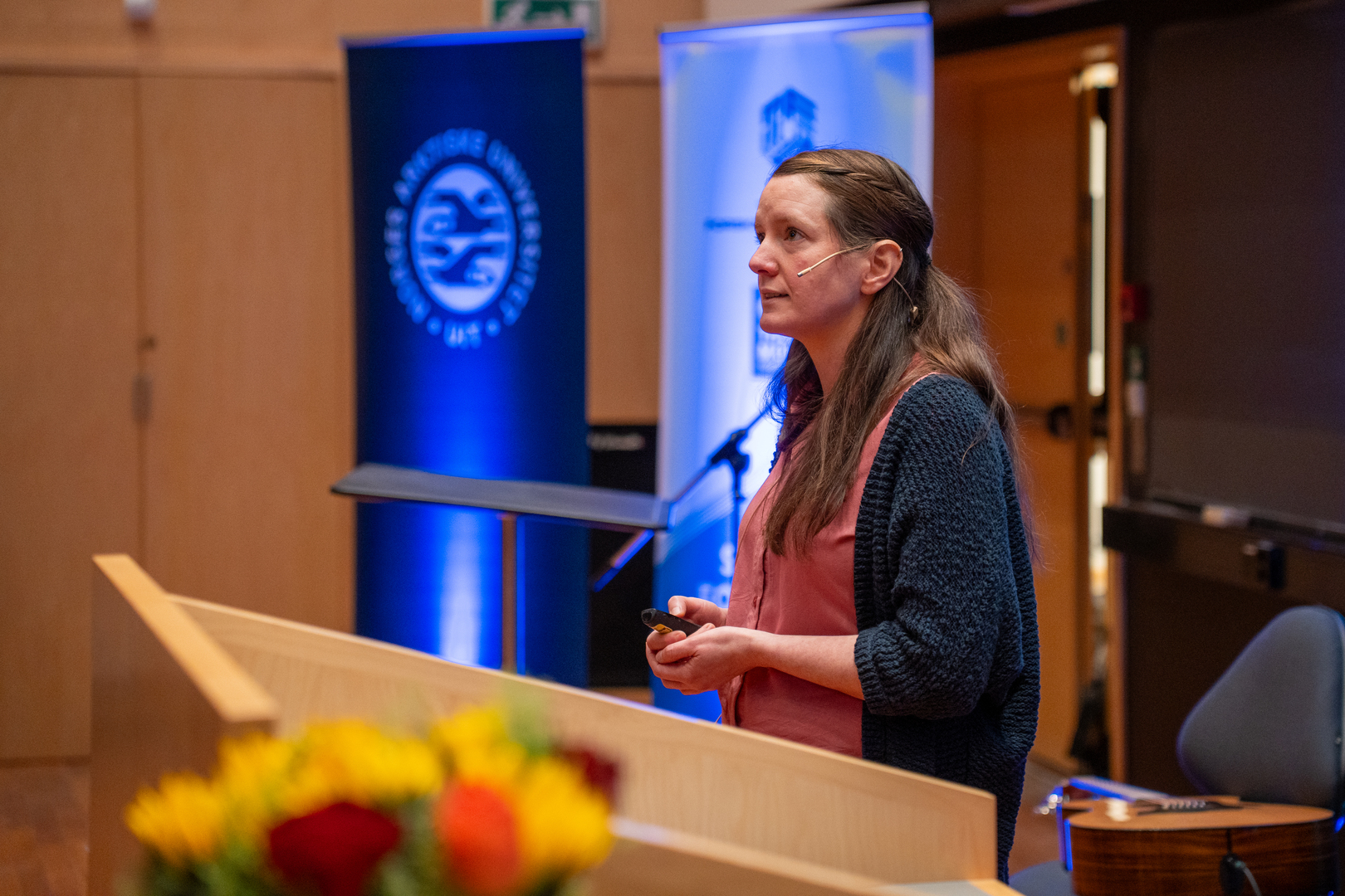Andrea Söllinger-09820.jpg Portrettfoto av kvinne ved en talerstol