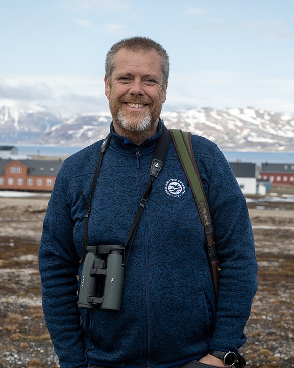 JØRGEN PORTRETT NY-ÅLESUND Karine Nigar Aarskog.jpg Portrait photo of a man in an Arctic landscape.