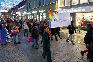 Illustrasjons-/bannerbilde for Bli med p&aring; &aring;rets Pride-parade!